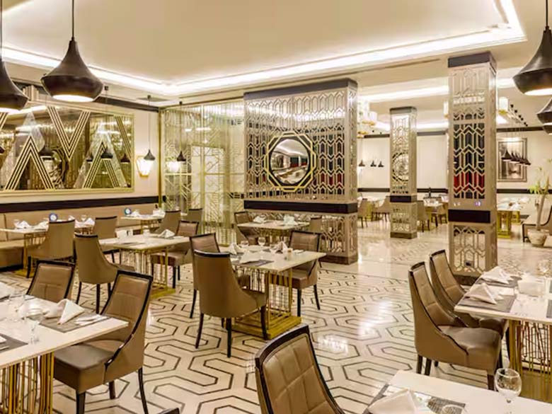 Luxurious and spacious furnishings in the hotel restaurant with many details at the tables.