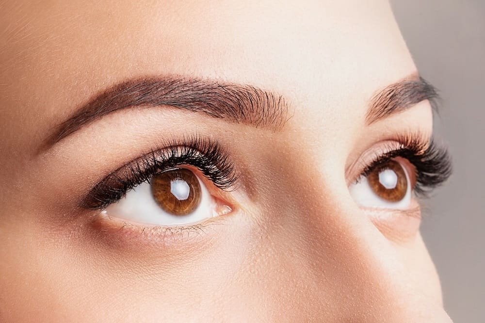 Mujer con cejas perfectas Implant de cejas
