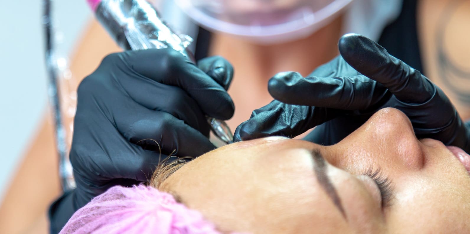 Especialista aplicando tratamiento en cejas Implante de cejas