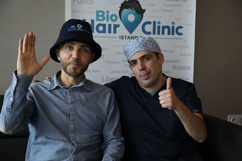 Paciente Bio Hair Clinic con gorra tras el trasplante capilar