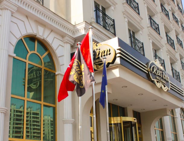 La entrada del hotel de lujo en Estambul Reis Inn