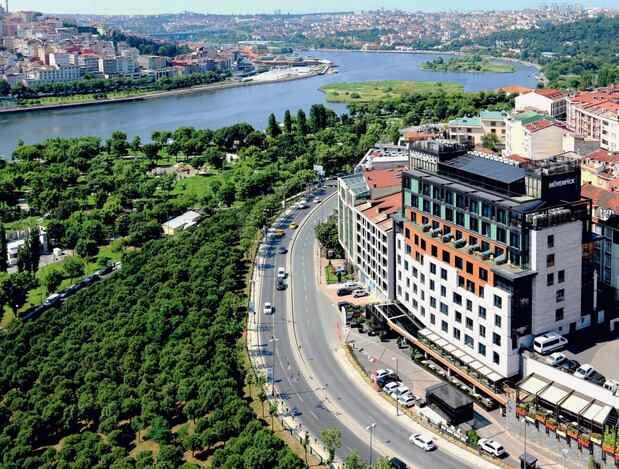 Vista exterior del hotel de injerto capilar Mövenpick Istanbul Golden Horn