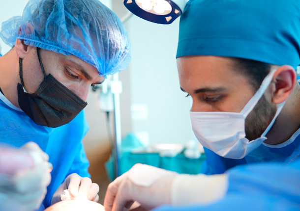 Imagen de dos médicos de Bio Hair Clinic mientras aplican anestesia Comfort-In a un paciente de injerto capilar