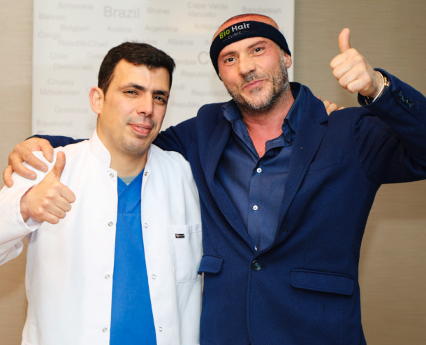 dr ibrahin y un paciente satisfecho con un trasplante de pelo
