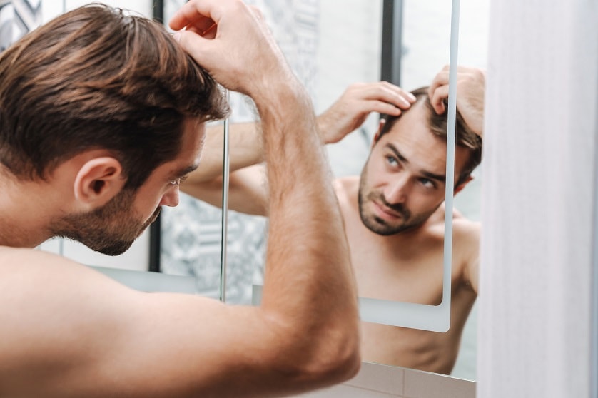 Mann erkennt den Haarausfall frühzeitig
