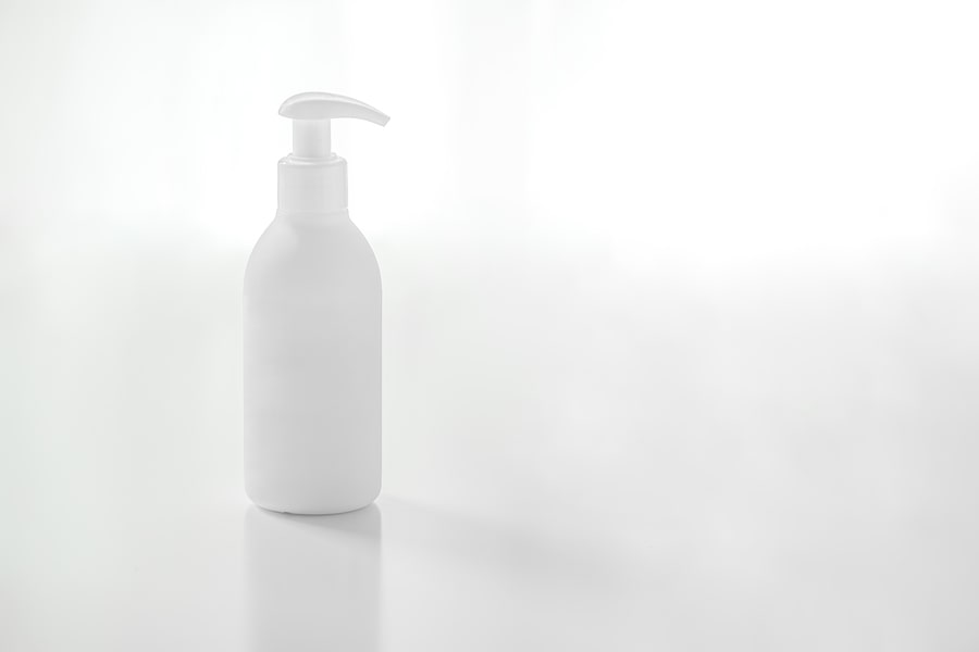 Shampooflasche auf weißem Hintergrund