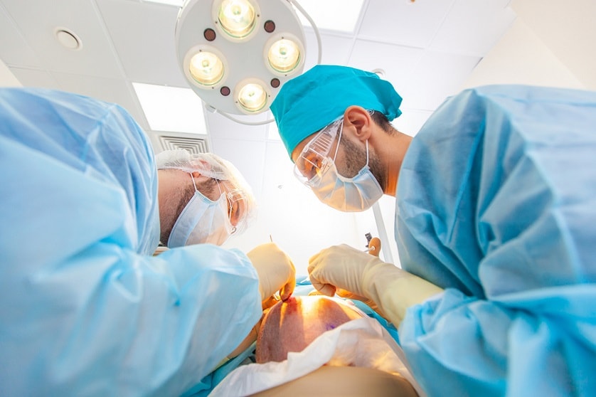 2 Ärzte führen eine Streifentechnik Haartransplantation durch