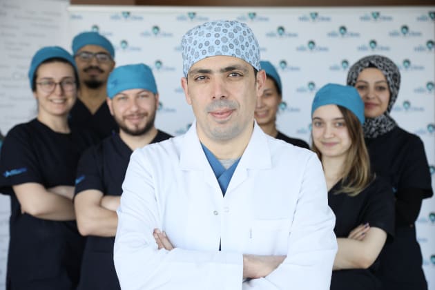 Die Experten der Bio Hair Clinic Das Bio Hair Clinic Team in einer Reihe mit Dr. Ibrahim im Vordergrund