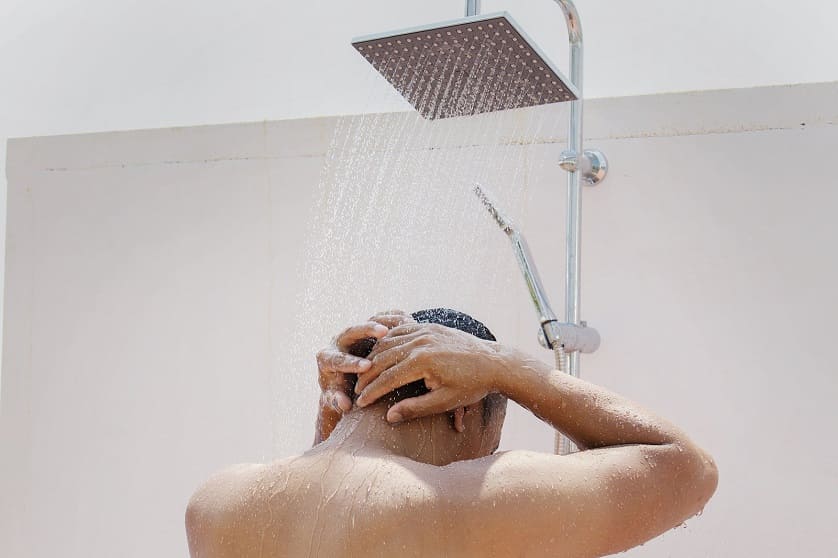 Mann in der Dusche