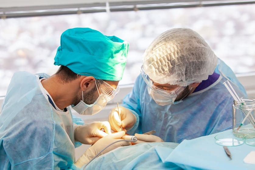 Ärzte während der Haartransplantation