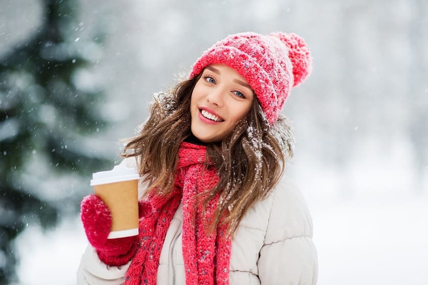 Frau trägt Mütze und Schaal an einem winterlichen Tag