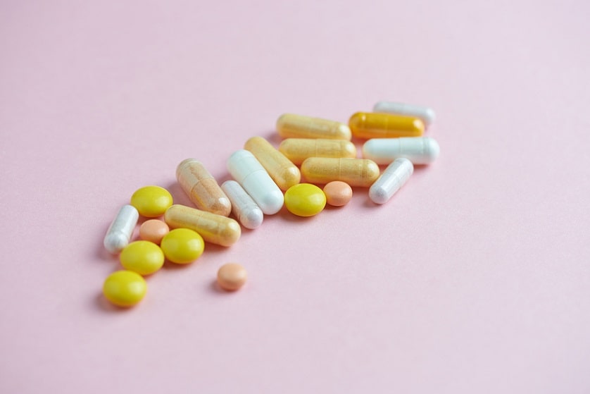Vitaminpräparate auf rosanem Hintergrund
