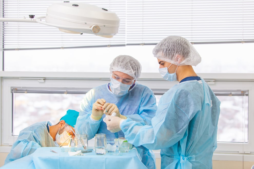 Ärzte führen eine Haartransplantation an einem Patienten durch