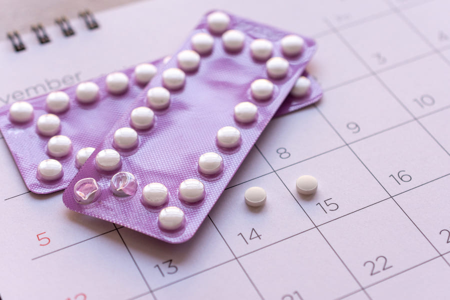 Anti-Baby-Pille auf einem Kalender