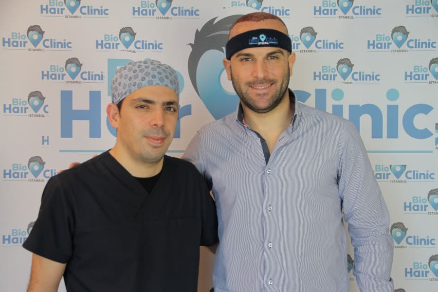 Dr. Ibrahim und Patient nach Haartransplantation ohne Haarwuchsmittel und Erektionsprobleme