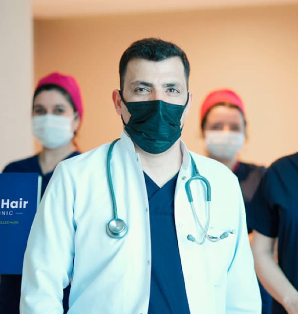 Dr. Ibrahim und Team mit Mundschutz für die Haartransplantation in der Türkei zu Zeiten von Corona