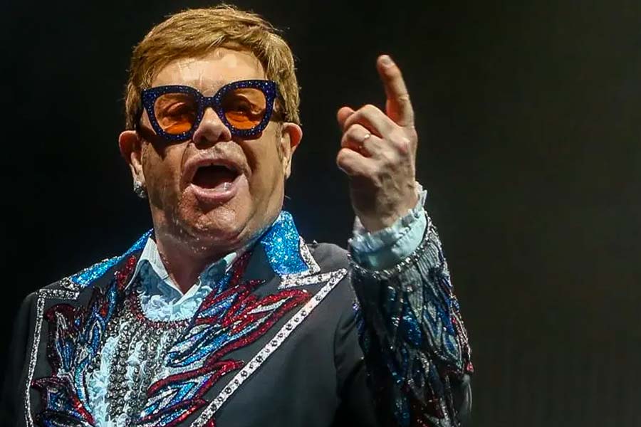 Elton John nachdem er seine Haare transplantiert hat