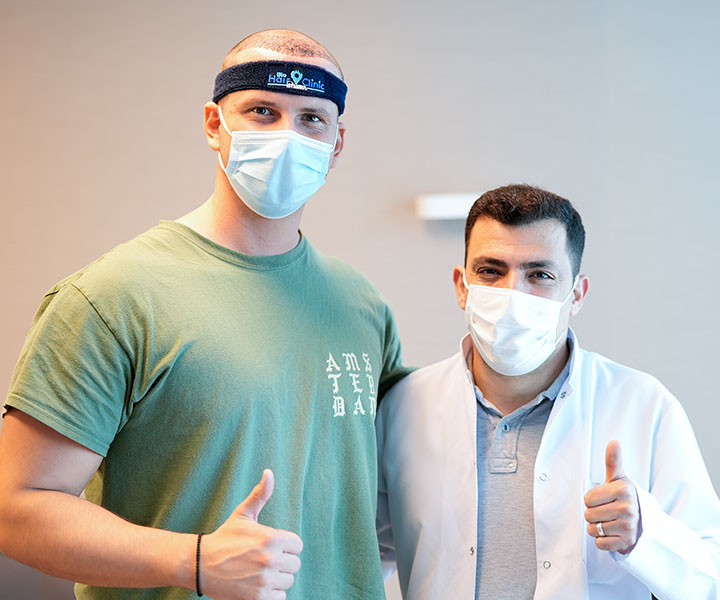 Dr. Ibrahim und Patient mit beiden Daumen hoch nach der Haartransplantation mit Bio Power Boost