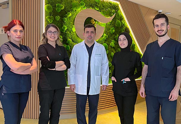 Bild zeigt, Dr. Ibrahim und das Bio Hair Clinic Spezialisten-Team