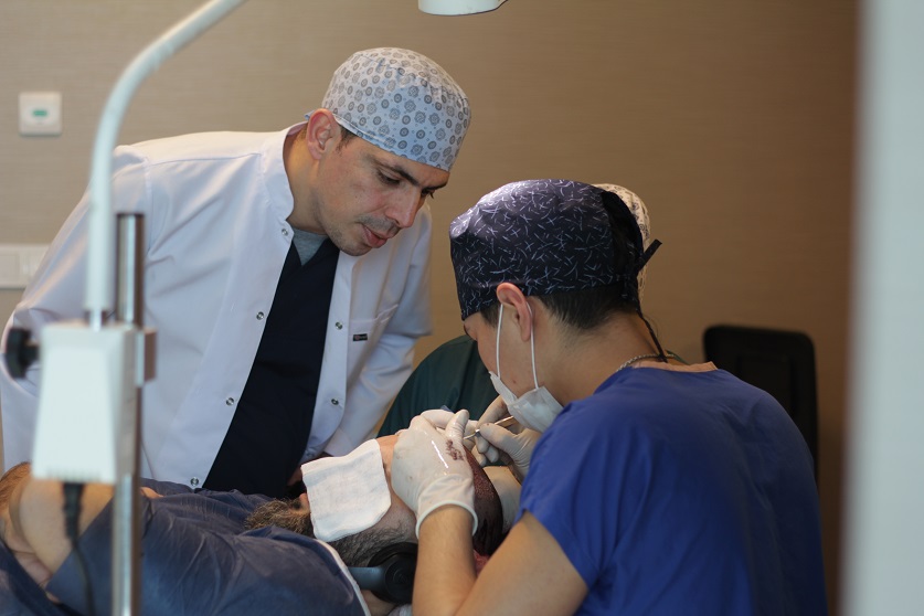Dr. Ibrahim überwacht eine Haartransplantation, um Schwellungen zu vermeiden